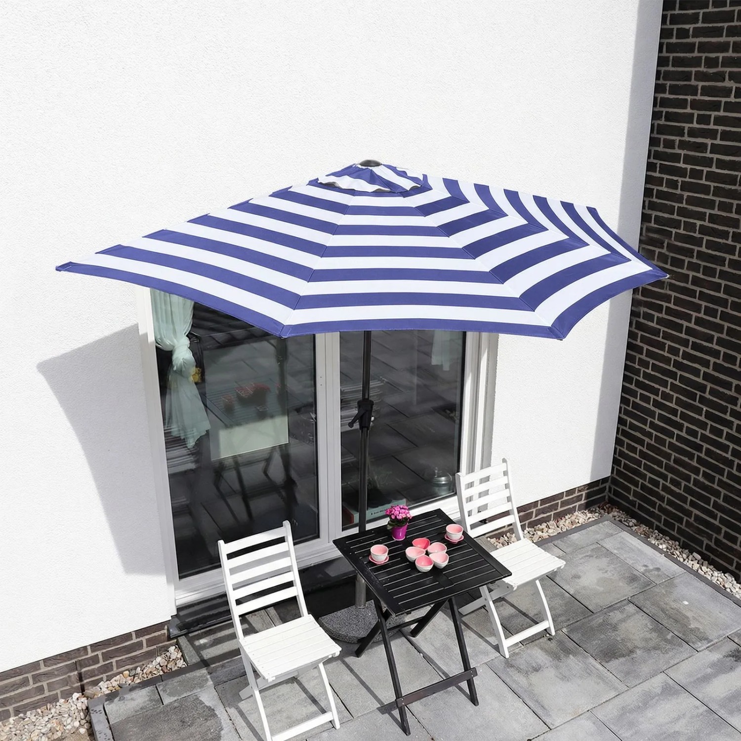 Sekey halbrunder Balkonschirm, 270 cm, blau-weiß gestreift, mit Kurbel und UV-Schutz, auf Balkon mit Tisch und Stühlen.