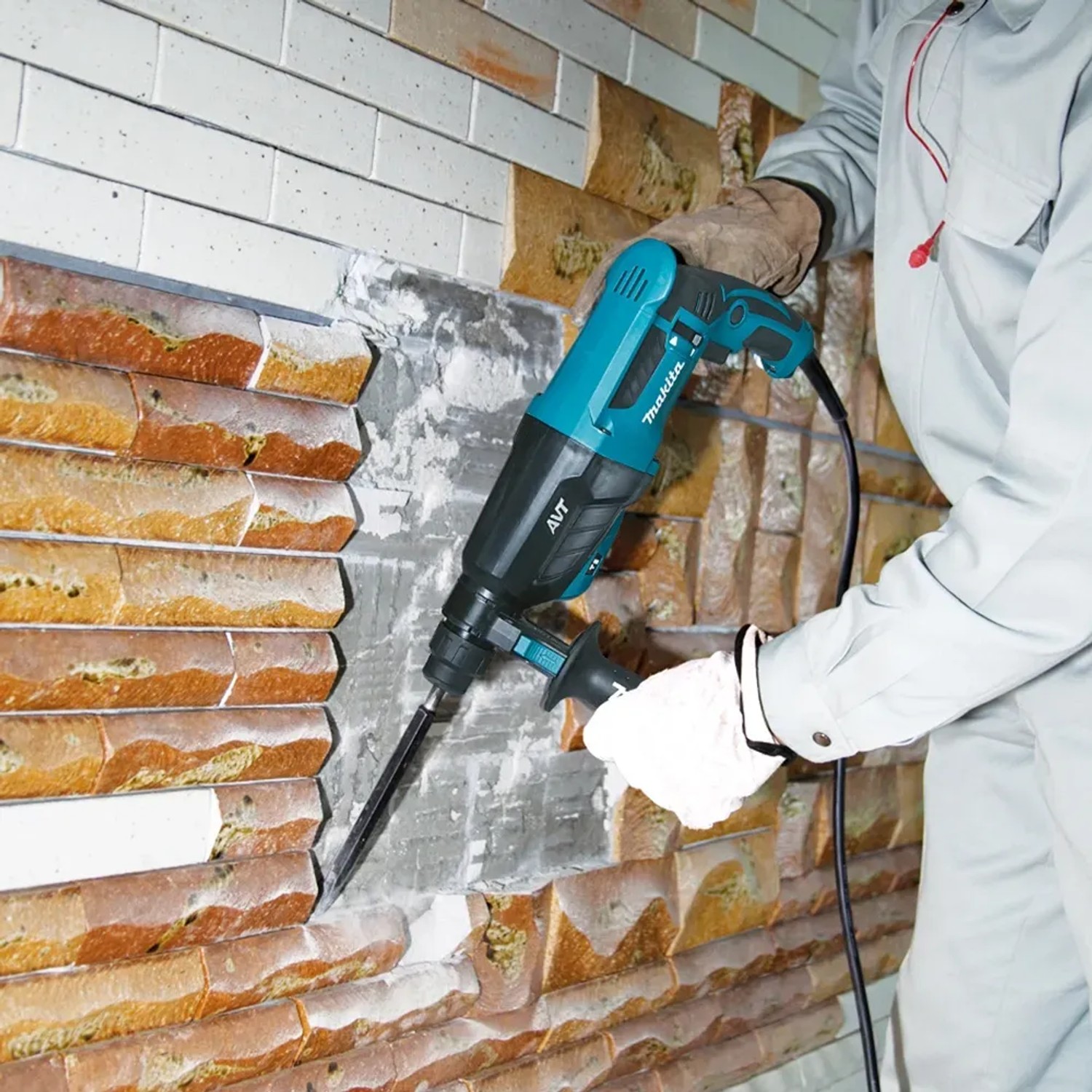 Makita Kombihammer 800 W in Aktion beim Stemmen einer Wand, inklusive Koffer.