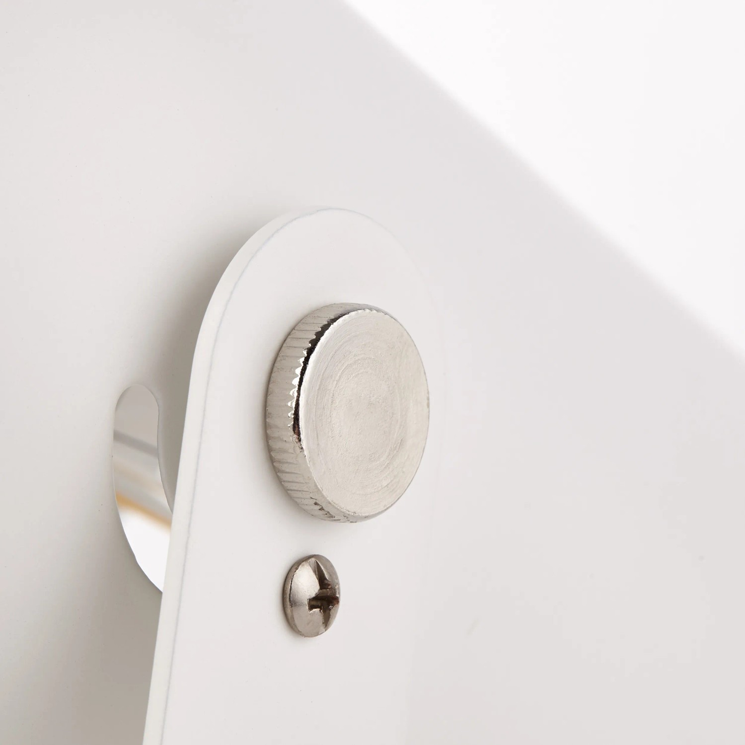 Detailansicht der weißen Brilliant Yan Tischlampe (E27, 29cm) mit Schrauben.