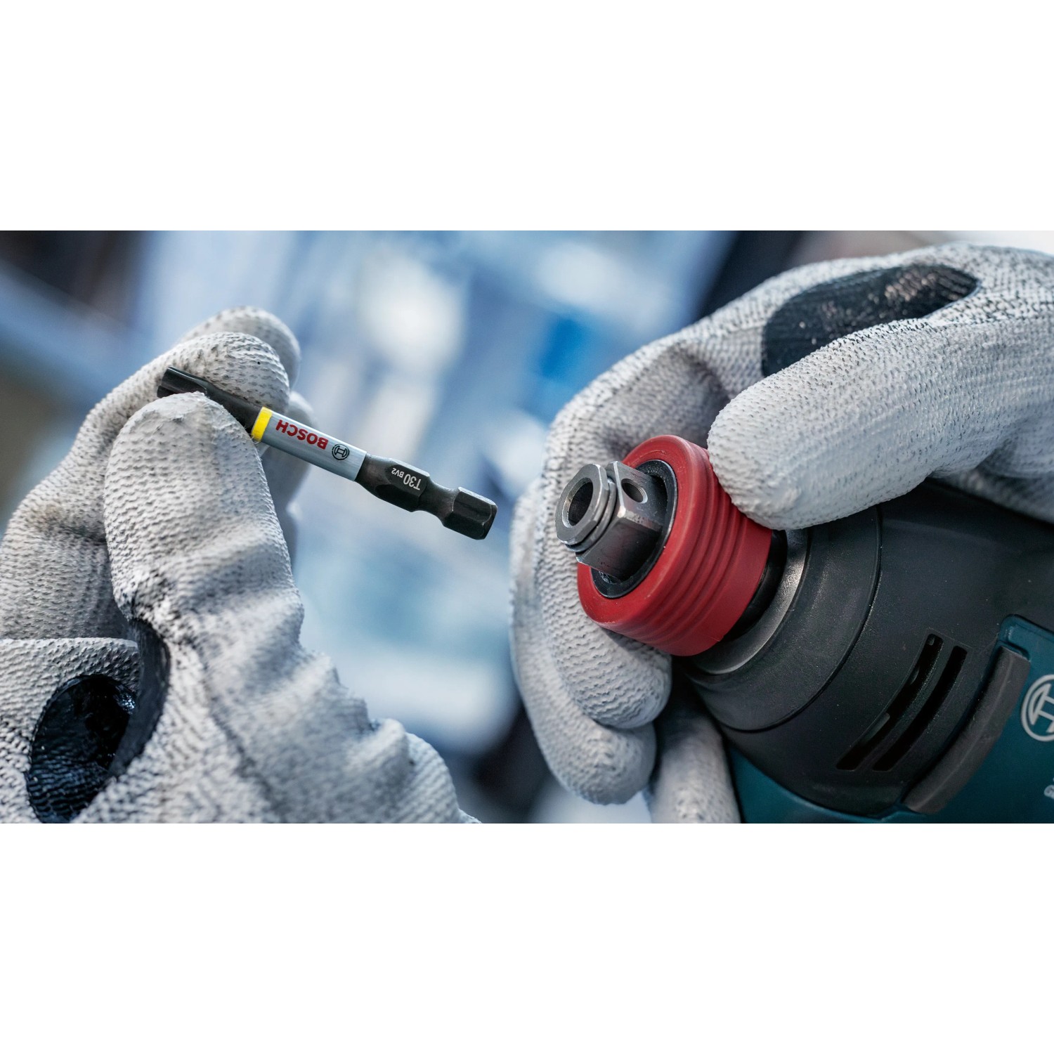 Bosch Expert Self Cut Speed Flachfräsbohrer Set, 8-teilig, im Einsatz mit Bohrmaschine.