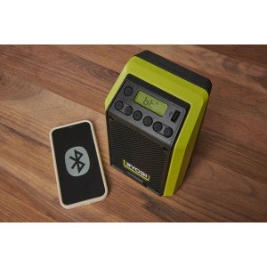 Ryobi Akku-Bluetooth-Radio RRDAB18-0 (18 V) mit DAB-Funktion neben Smartphone mit Bluetooth-Symbol.