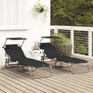 Zwei schwarze, klappbare Sonnenliegen mit Sonnenblende aus Oxfordstoff für Garten oder Balkon.