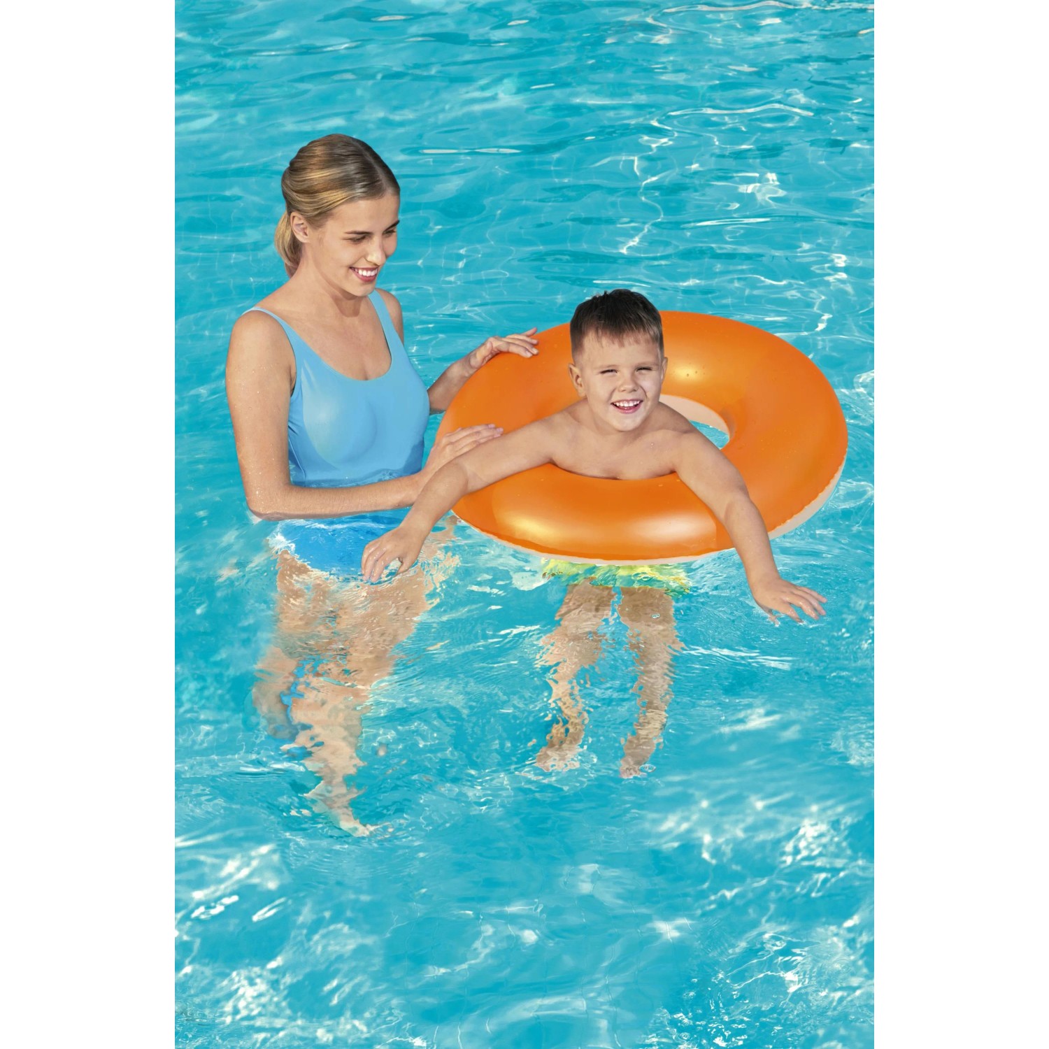 Kind mit orangem Bestway Schwimmring im Pool, betreut von Erwachsenem.