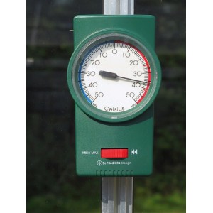 Grünes Min-Max-Thermometer zur Temperaturkontrolle im Gewächshaus.