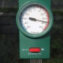 Grünes Min-Max-Thermometer zur Temperaturkontrolle im Gewächshaus.