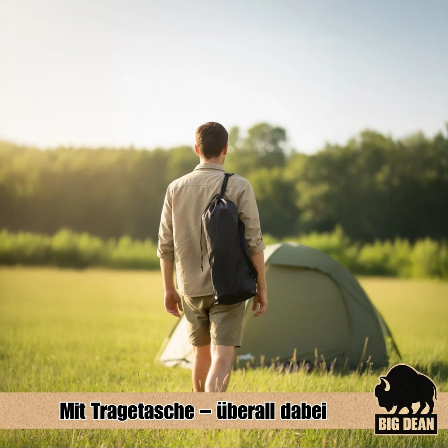 Mann trägt Falthocker in Tragetasche auf Schulter auf Wiese vor Zelt. Perfekt für Camping, Angeln & Outdoor-Abenteuer.