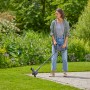 Frau trimmt Rasen mit Gardena Akku-Rasentrimmer EasyTrim 25/18V. Leicht und handlich.