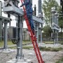 PROREGAL Sprossen-Schiebeleiter, 2-teilig, GFK, mit Traverse, 2x8 Sprossen. Mann arbeitet an Strommast.