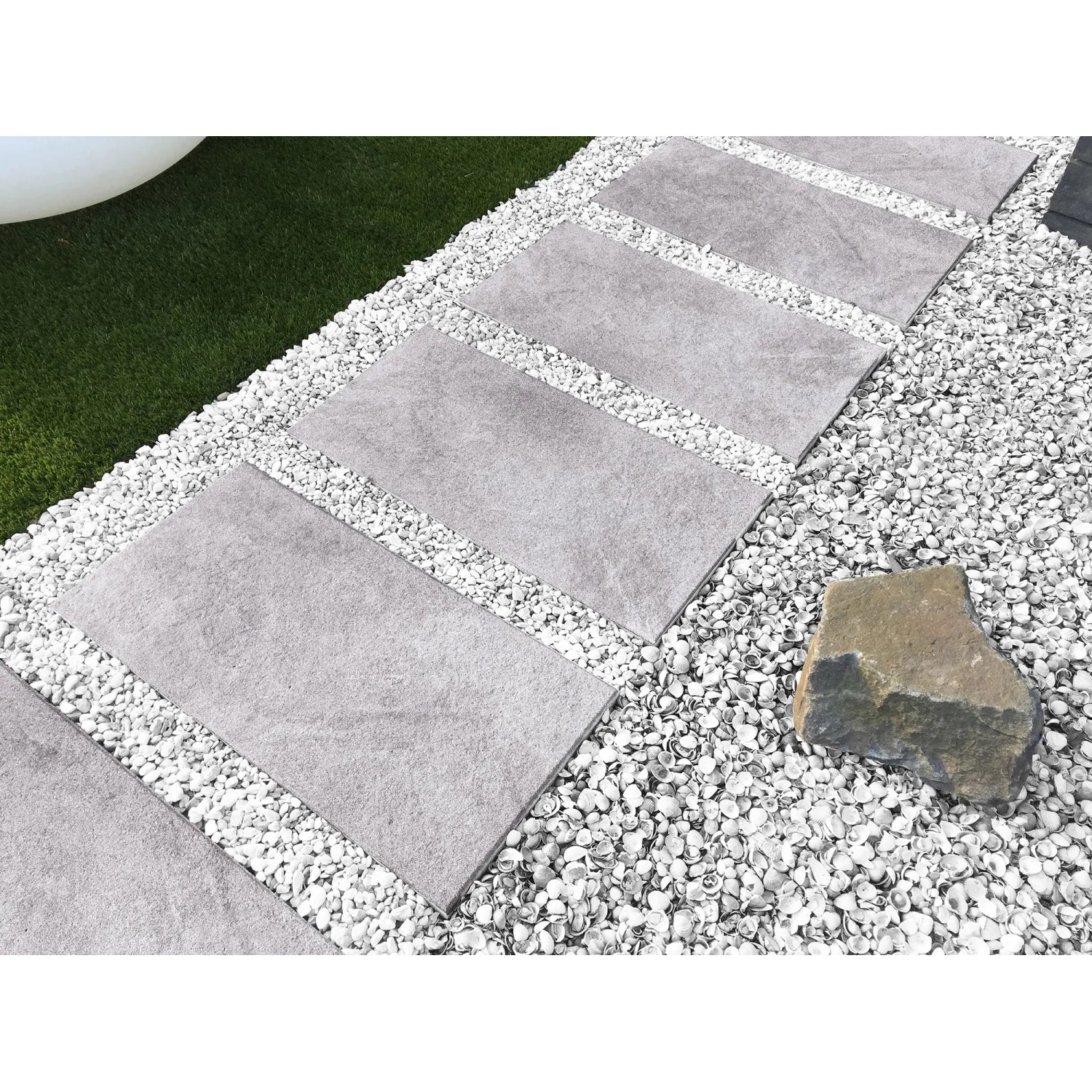 Diephaus Terrassenplatten Asante Quarz, 80x40 cm, verlegt mit Kies. Gehwegplatten für Terrasse und Garten.