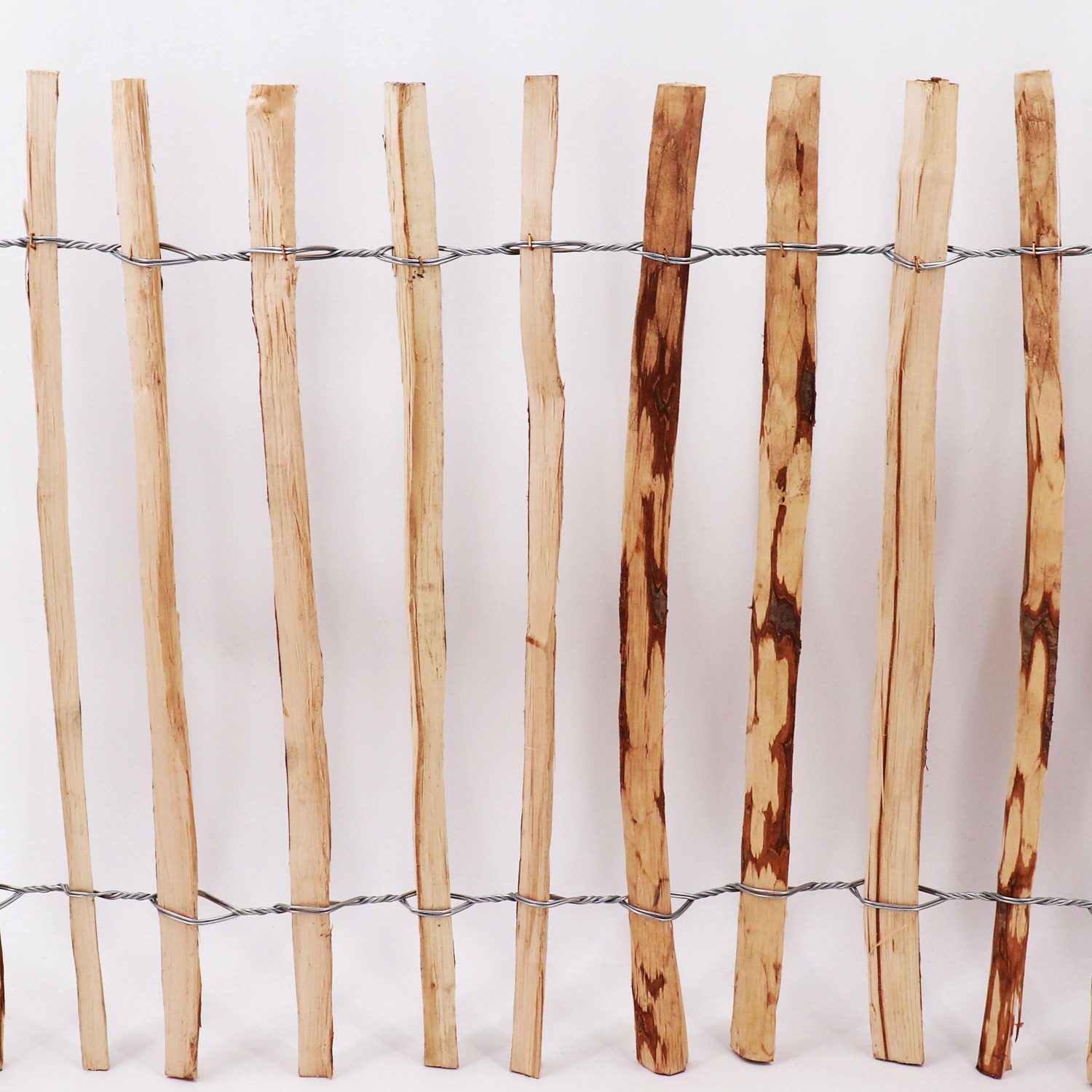 Staketenzaun aus Haselnussholz, 120cm hoch, Lattenabstand 4-6cm, für naturnahe Gartengestaltung.