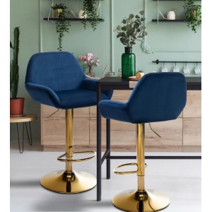 Zwei blaue Samt Barhocker Braga mit goldenem Gestell an einer modernen Küchentheke. Höhenverstellbar, drehbar.