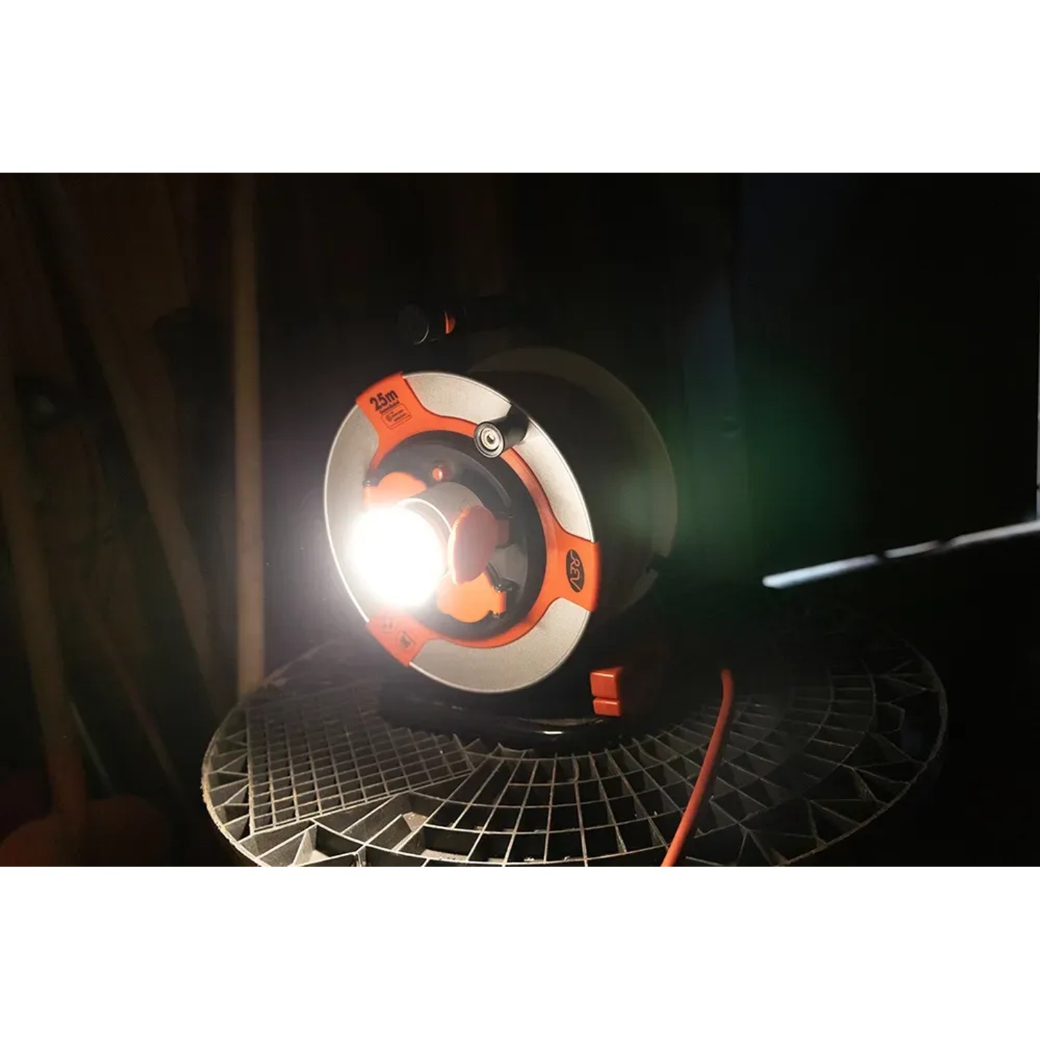 REV Ritter LED-Baustrahler, 10W, dimmbar, weiß. Kompakter Strahler für Steckdose, ideal für innen und außen.