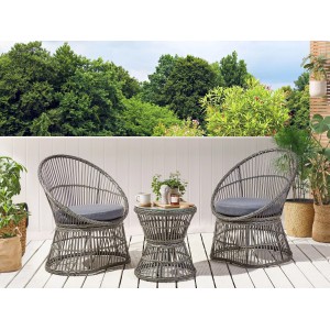 Beliani Bistro Set MESYNA Taupe: Gartenmöbel Set mit Rattansesseln und Glastisch für Terrasse oder Balkon.