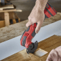 Einhell Multitool im Einsatz: Sägen mit dem 35-teiligen Werkzeug-Set XL Plus-Case für Holz.
