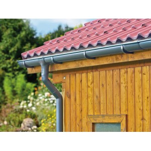 Marley Dachrinnen-Set RG 75, anthrazit-metallic, montiert an einem Holzhaus mit rotem Dach.