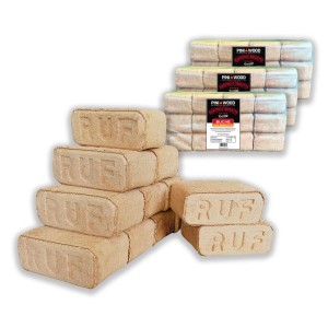 Gestapelte PINI RUF Holzbriketts aus Buche, daneben 3 verpackte 10 kg Pakete. Brennstoff für Kamin, Ofen, Grill.