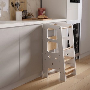 Weißer Juskys Lernturm Henny mit Holzstufen und Sternen vor Küchenzeile.