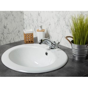 Glänzendes weißes Kerra Einbauwaschbecken KR-132 aus Sanitärkeramik, in dunkler Waschtischplatte mit Chrom-Armatur.