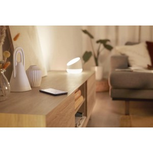 WiZ Squire Smart LED-Tischleuchte, tunable white & color, auf einem Sideboard im Wohnzimmer.