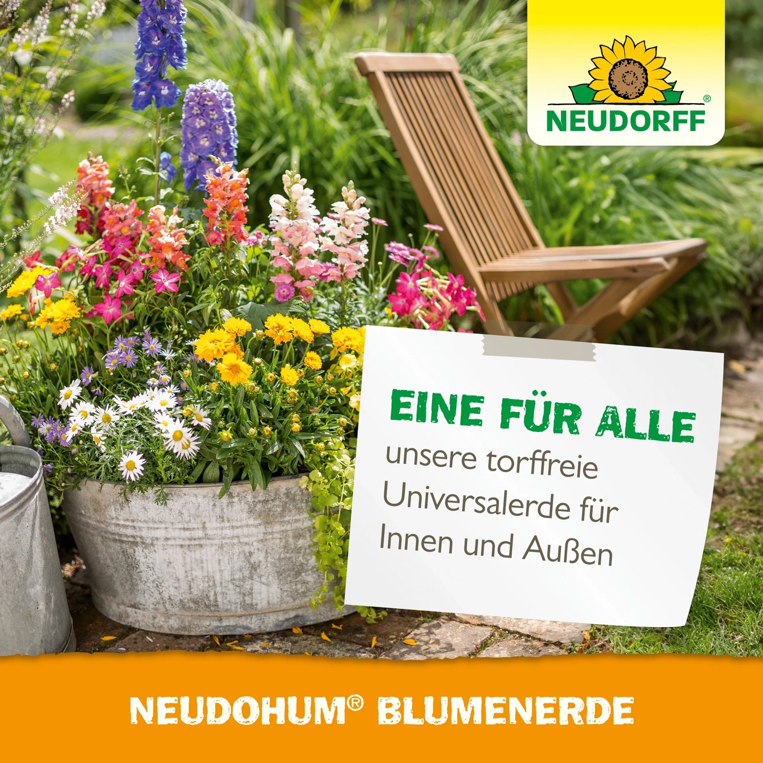 Neudorff NeudoHum Blumenerde in Zinktopf mit bunten Blumen, torffrei.