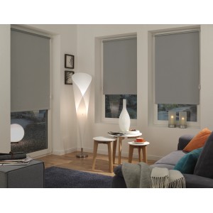 Graues Gardinia Rollo EasyFix Thermo, energiesparend, 90x210 cm, im Wohnraum.