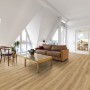 Wohnraum mit wasserfestem Kaindl Laminat Eiche Cordoba Elegante, 8,5 mm stark.