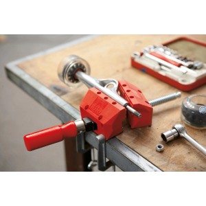 Bessey Schraubspanner S10-ST beim Spannen eines Werkstücks auf einer Werkbank.