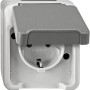 Merten AQUASTAR Schutzkontakt-Steckdose für Feuchträume, grau mit geöffnetem Klappdeckel.