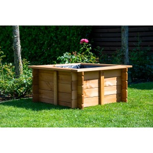 Quadratischer Dobar Gartenteich aus Kiefernholz mit Teichfolie, braun lasiert, im Garten.