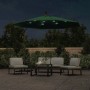 Grüner Ampelschirm mit leuchtender LED-Beleuchtung im Garten bei Nacht. 300 cm Sonnenschirm mit Metallmast.