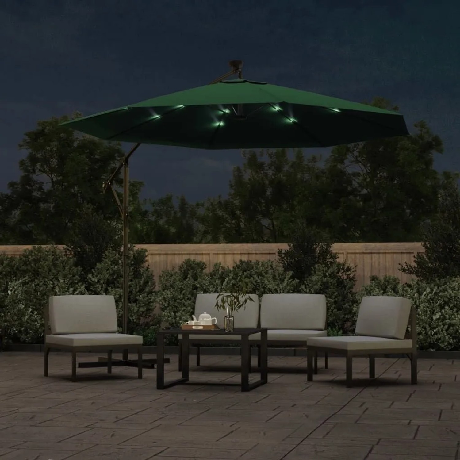 Grüner Ampelschirm mit leuchtender LED-Beleuchtung im Garten bei Nacht. 300 cm Sonnenschirm mit Metallmast.