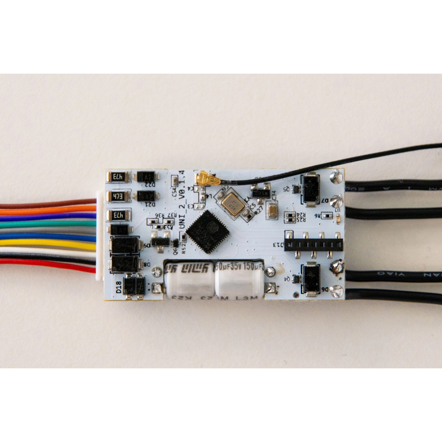 Shelly Plus Uni: Universal Wi-Fi Sensor Input für Hausautomation mit Kabeln und Platine.