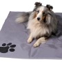 Hund liegt auf grauer Kühlmatte (99,5x70cm) mit Pfotenmuster. Ideal als Hundekissen & Hundedecke.