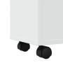 Detailaufnahme: Weißer, schmaler Badschrank von vidaXL mit schwarzen Rollen.