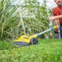 Gelber Gloria Akku-Rasentrimmer Finecut 18 V im Einsatz zum Rasenkantenschneiden.