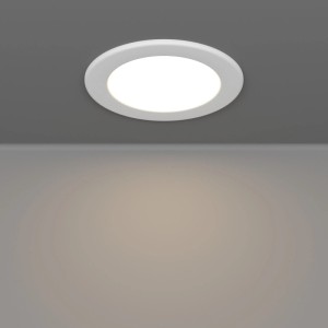 Weiße, runde EGLO LED Einbauleuchte in Decke, leuchtet warmweiß. IP44 LED-Einbaustrahler Ø11cm.