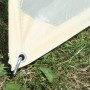 Detailaufnahme: Sandfarbenes Floracord Camping Sonnensegel Viereck, Ecke mit Öse und Hering im Gras.
