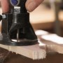 Dremel Fräsvorsatz 565 im Einsatz: Freihandschnitt in Holz. Zubehör für Miniaturwerkzeuge.