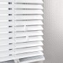 Weiße Aluminium Jalousie Burgos (70x160cm) mit Lamellen und Zugschnur für Sicht- und Sonnenschutz.