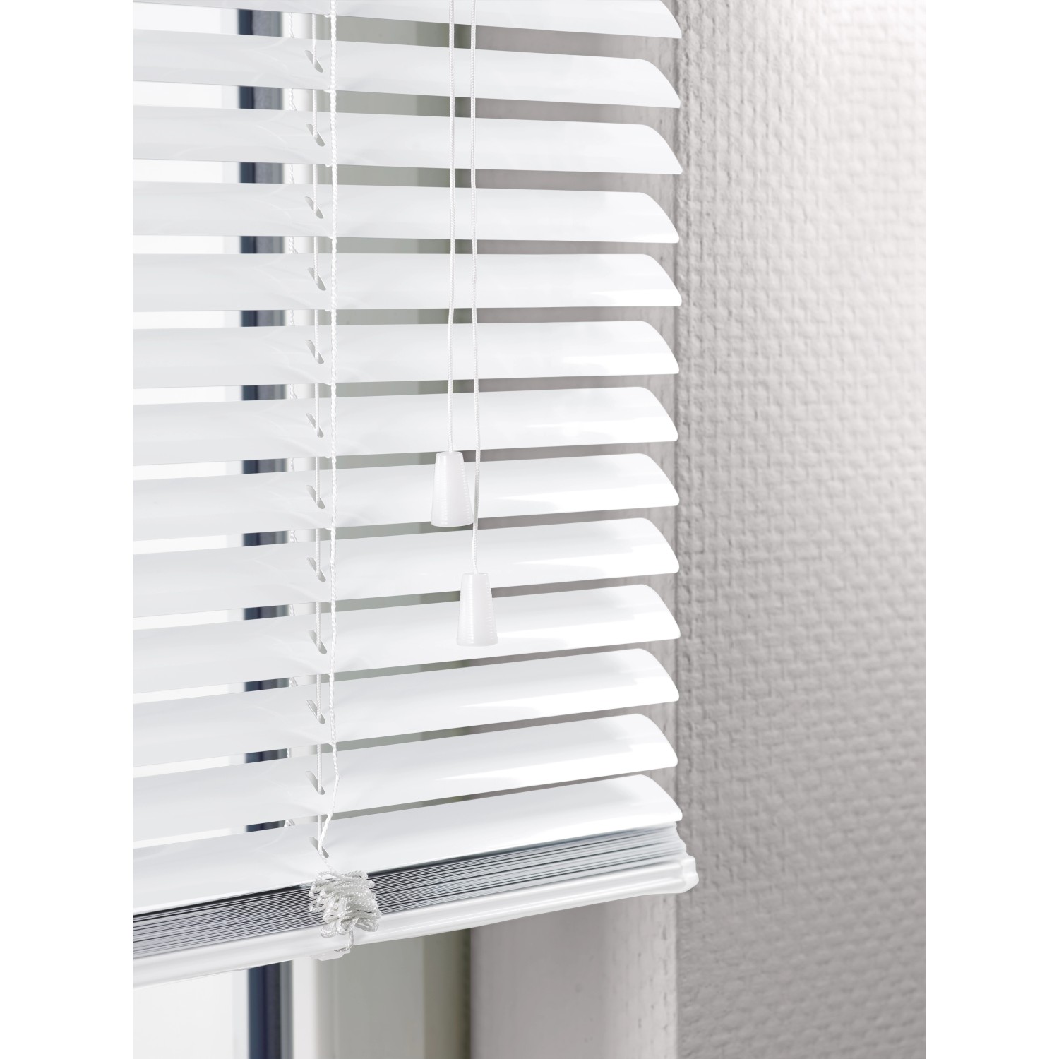 Weiße Aluminium Jalousie Burgos (70x160cm) mit Lamellen und Zugschnur für Sicht- und Sonnenschutz.