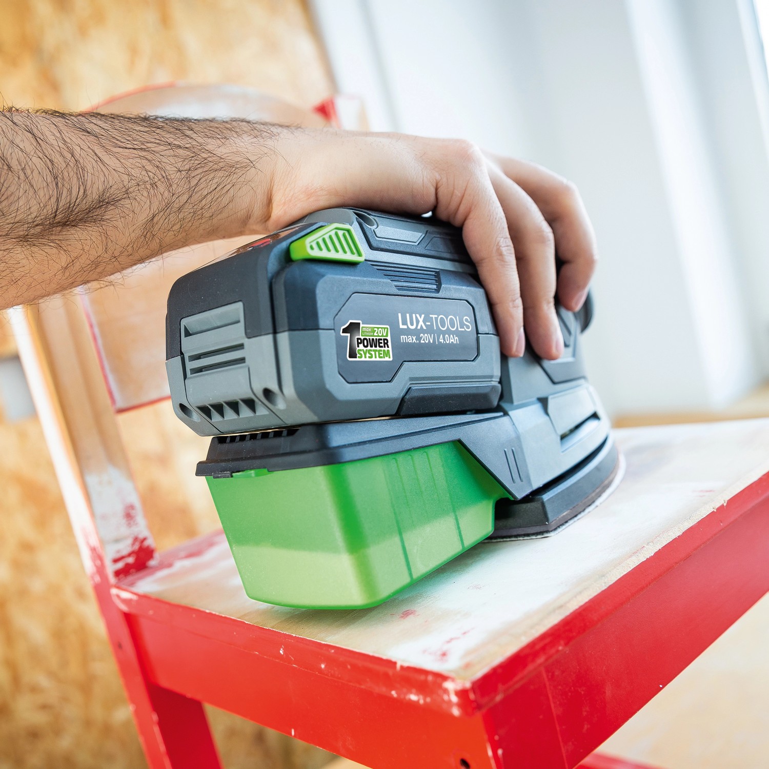 LUX Akku-Multischleifer A-MS-20 beim Schleifen einer Oberfläche.