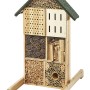 Kobolo Insektenhotel aus hellem Holz mit grünem Dach, vielen Fächern aus Bambus, Holz und Zapfen für Garteninsekten.