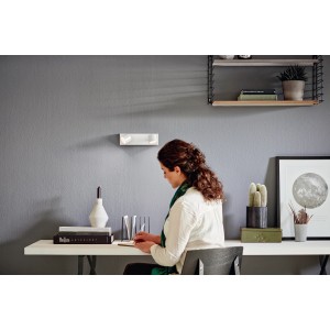 Philips myLiving LED-Spot, 2er, Weiß, an grauer Wand über Schreibtisch mit Person.