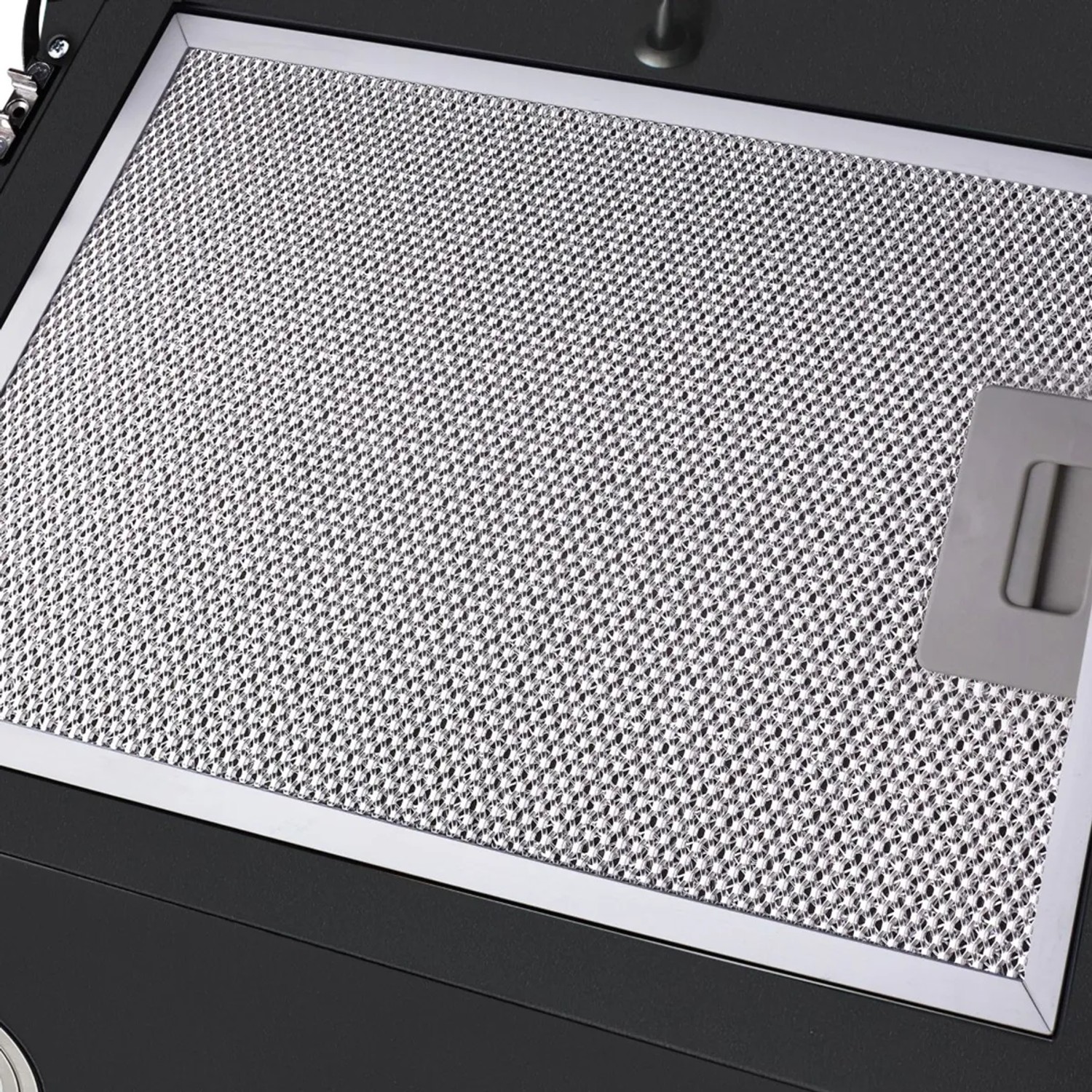 Detailaufnahme des Metallfettfilters der weißen Respekta CH24060WAM Dunstabzugshaube.