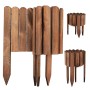 Drei dunkelbraune Holz Rollzäune als flexible Beeteinfassung. Einer flach, zwei rund geformt, mit Erdspießen. Ideal für Garten, Rasen.