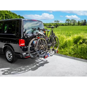 Eufab Premium 2 Plus Fahrradträger für Anhängerkupplung am VW Bus mit zwei Fahrrädern.