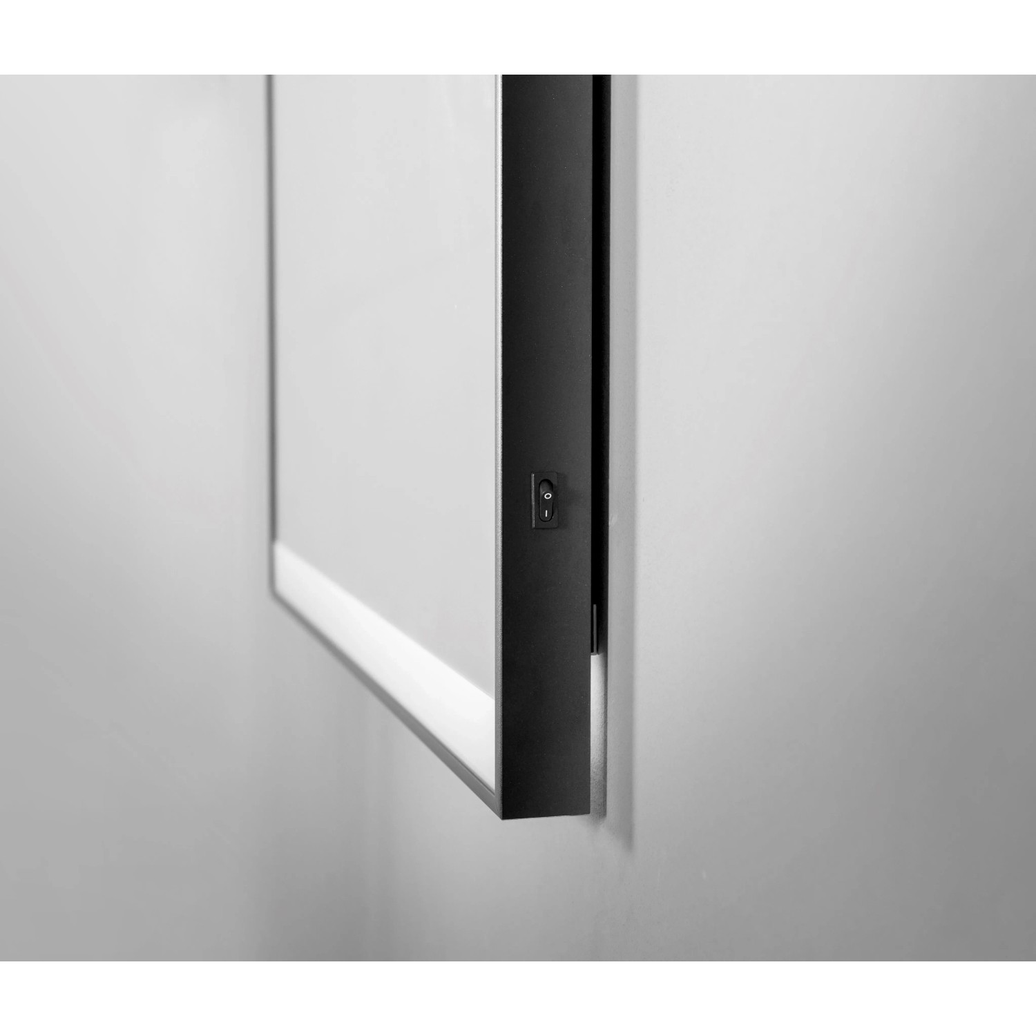 Detailaufnahme: DSK Design LED-Lichtspiegel Black Stark mit schwarzem Rahmen und Lichtausschnitt.