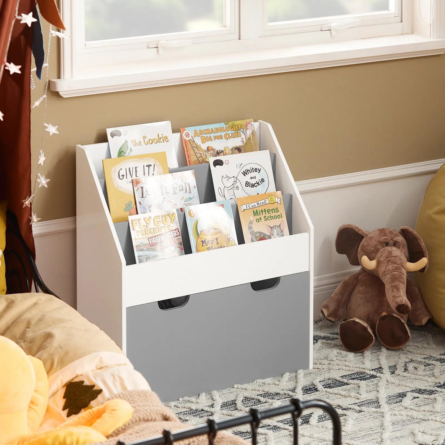 Weißes SoBuy Kinder Bücherregal mit 3 Ablagen und grauer Spielzeugtruhe.