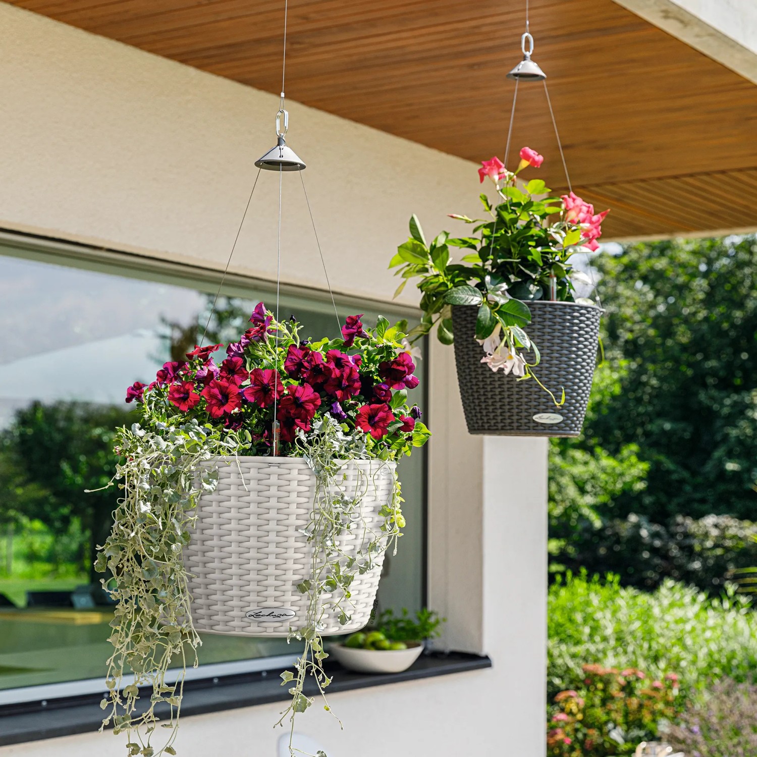 Lechuza Nindo Cottage Hängeampel, weiße Flechtoptik mit bunten Blumen, Ø 35 cm.