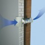 Weißer Badventilator mit Glasabdeckung (Ø 100 mm) an Wand montiert, Luftstromrichtung durch blaue Pfeile dargestellt.